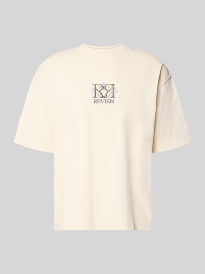 Produktfoto, T-Shirt mit Label-Stitching und Rundhalsausschnitt von REVIEW, bawełna, krój relaxed fit, wyhaftowane logo, okrągły dekolt, Długość tyłu w rozmiarze M: 69 cm, jasny kolor, gładka tekstura