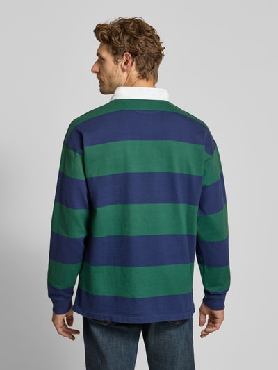 Männermodel trägt Oversized Pullover aus reiner Baumwolle Modell '6/1' von Polo Ralph Lauren in Grün und Blau, Ganzkörperansicht Rückansicht, Herren Pullover von Polo Ralph Lauren