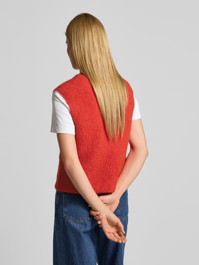 Frauenmodel trägt Weste in Strick-Optik von American Vintage in Rot, gerippte Abschlüsse, Material-Mix mit Alpaka, Ganzkörperansicht Rückansicht.