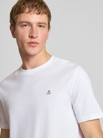 Męski model nosi Regular Fit T-Shirt Set im 2er-Pack od Marc O'Polo, biały, logo-print, krótki rękaw, czysta bawełna, zbliżenie górnej części ciała.