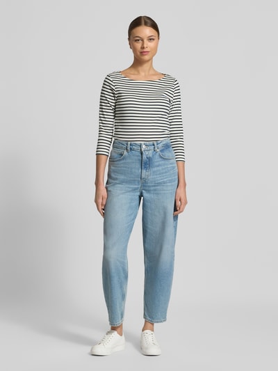 Vrouwenmodel draagt Regular Fit 3/4-shirt uit katoenmix van Tom Tailor met all-over gestreept motief, opschrift-applicatie, boothals, 3/4-mouw, regular fit pasvorm, lichte textuur, all-over motieflook, voorkant volledige lichaamsopname.