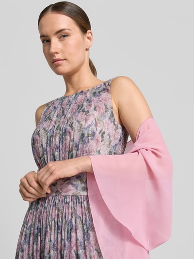 Frauenmodel trägt Relaxed Fit Cocktail-Jacke in semitransparentem Design von Vera Mont in zartem Rosa, Halbarm, Nahaufnahme Oberkörper.