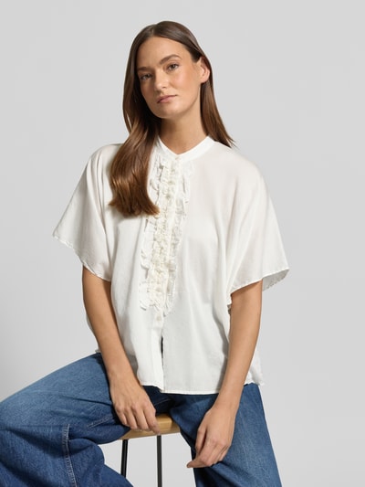 Frauenmodel trägt Relaxed Fit Bluse mit Rüschen Modell 'DAISY' von 0039 Italy, weiße Baumwolle, Rundhalsausschnitt, Nahaufnahme Oberkörper.