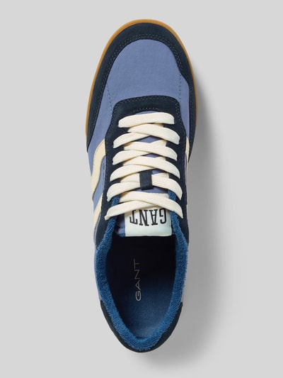 Produktfoto, Sneaker aus Leder-Mix mit Logo-Detail Modell 'Baylle' von Gant in Blau- und Cremetönen, abgerundete Passform, Schnürverschluss, Absatzhöhe 2 cm, Schafthöhe 9 cm, Schaftweite 19 cm, Obermaterial mit glatter und strukturierter Textur.