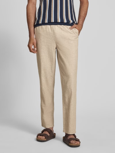 Männermodel trägt Hose aus Baumwoll-Leinen-Mix mit elastischem Bund von Blend in Beige, Regular-Fit, Modell 'ABAN', Nahaufnahme Unterkörper, Kontext: Herren Hose, Bundweite 39 cm, Innenbeinlänge 76 cm, Größe M
