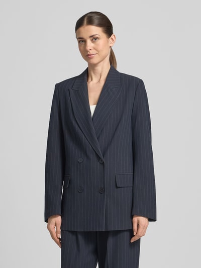 Frauenmodel trägt Blazer mit Viskose-Anteil von Jake*s Collection in Dunkelblau mit feinen Streifen, Gerade Passform, Reverskragen, 2-reihige-Knopfleiste, Pattentaschen, Elastischer-Material-Mix, Rückenlänge 67 cm, Brustweite 53 cm, Ärmellänge 61 cm, Ganzkörperansicht von vorne.