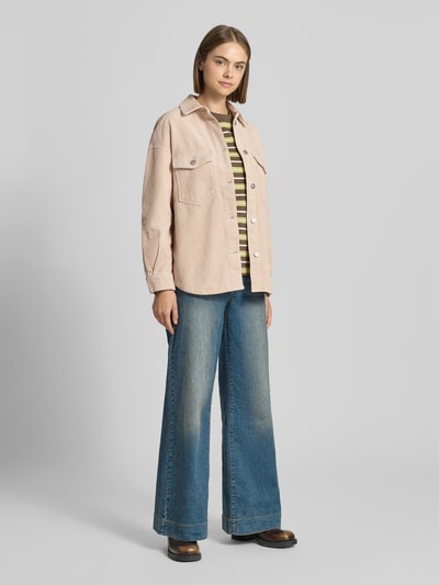 Frauenmodel trägt Loose Fit Hemdjacke aus reiner Baumwolle Modell 'TIGGY' von ONLY in Beige, Cordstruktur, Ganzkörperansicht von vorne.