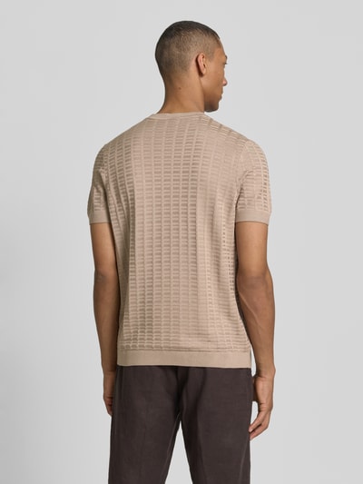 Männermodel trägt T-Shirt mit Label-Detail Modell 'Theor' von JOOP! Collection in Beige, strukturierte Textur, Rückenansicht, Ganzkörperansicht Rückansicht.
