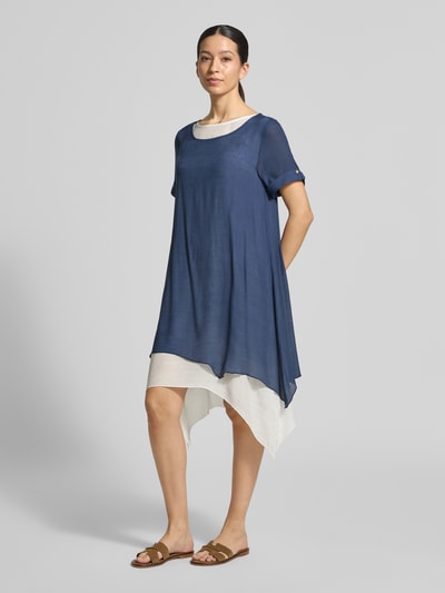 Frauenmodel trägt Knielanges Kleid aus Viskose-Mix von Apricot in Dunkelblau mit lockerem Schnitt, Rundhalsausschnitt und asymmetrischem Saum, Ganzkörperansicht von vorne.