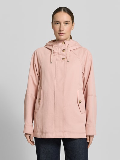 Frauenmodel trägt Jacke mit verdecktem Reißverschluss von Fuchs Schmitt in Rosa, Baumwoll-Mix, Regular-Fit, Kapuze mit Tunnelzug, Pattentaschen, Ganzkörperansicht von vorne, Rückenlänge bei Größe 36: 73 cm, Schulterbreite bei Größe 36: 37 cm, Brustweite bei Größe 36: 54 cm, Ärmellänge bei Größe 36: 66 cm.