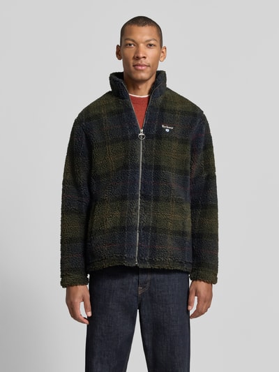 Männermodel trägt Fleecejacke mit Stehkragen von Barbour, kariertes mehrfarbiges Muster, Logo-Stitching, seitliche Taschen, Ganzkörperansicht von vorne.