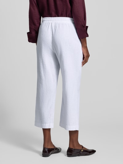 Frauenmodel trägt Wide-Leg-Pants aus Leinen-Mix und Viskose-Mix, Loose-Fit, elastischer Bund mit Kordelzug, Modell 'Lava' von FREE/QUENT, seitliche Eingrifftaschen, helle Farbe, strukturierte Textur, Ganzkörperansicht Rückansicht. Kontext: Damen Wide-Leg-Pants, Bundweite 37 cm, Innenbeinlänge 59 cm, Größe S.