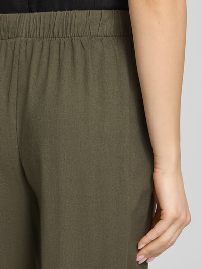 Frauenmodel trägt Weite Hose aus Viskose-Leinen-Mix Modell 'GOA' von Only, Optik: Unifarben, Detailaufnahme Nahaufnahme Hüfte.