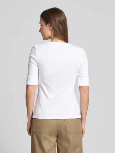 Männermodel trägt Slim Fit T-Shirt aus Baumwoll-Mix Modell 'JUDY' von Lauren Ralph Lauren, gładki, krój slim fit, biały, całe plecy, ujęcie z tyłu