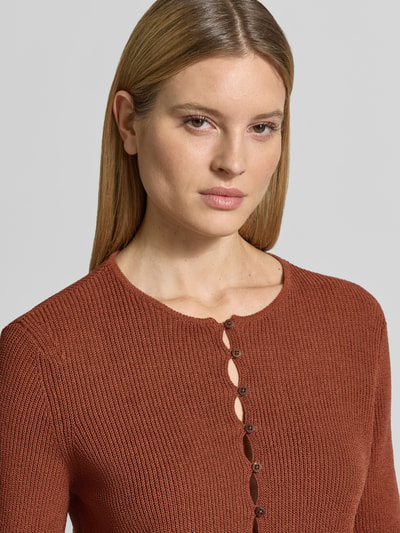 Frauenmodel trägt Strickjacke mit 1/2-Arm von Jake*s Casual aus Baumwoll-Mix, Gerader-Schnitt, Rundhalsausschnitt, Knopfleiste, Nahaufnahme Oberkörper.