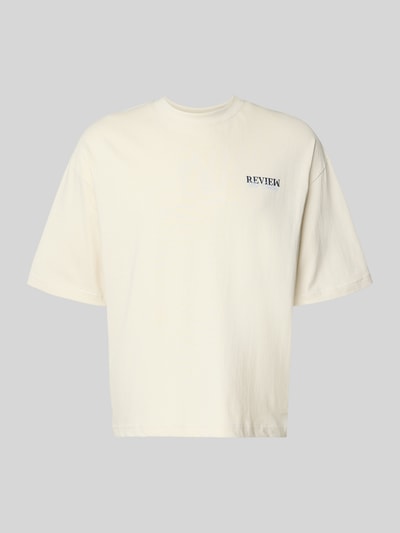 Produktfoto, T-Shirt mit Label-Detail von REVIEW in Creme, Reine Baumwolle, Lockerer-Schnitt, Rundhalsausschnitt, 1/2-Arm, Rückenlänge 66 cm bei Größe M