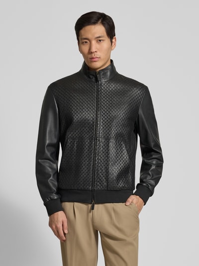 Männermodel trägt Lederjacke aus Lammleder mit Eingrifftaschen von Emporio Armani, Schwarz, Gerader-Schnitt, Stehkragen, Ganzkörperansicht von vorne