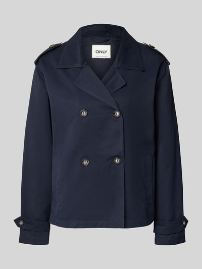Produktfoto, Regular Fit Trenchcoat-Jacke aus recyceltem Material Modell 'HANNAH' von Only, unifarben dunkelblau, Reverskragen, lange Ärmel, doppelte Knopfleiste, Schulterriegel, Rückenpasse, seitliche Eingrifftaschen, glatte Textur.