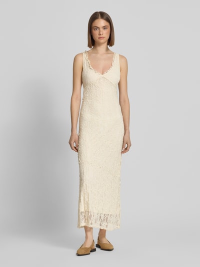 Frauenmodel trägt Schmales Spitzenkleid mit tiefen V-Ausschnitt Modell 'ALBINA' von Only, Optik: Unifarben, Passform: Schmal, Maxi-Länge, blickdichtes Unterkleid, breite Träger, Materialverarbeitung: Spitze, Ganzkörperansicht von vorne.