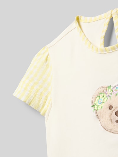 Meisje draagt T-shirt met druppelvormige hals van Steiff, katoenmix met stretch, regular fit, ronde hals, patch met motief, detailopname.