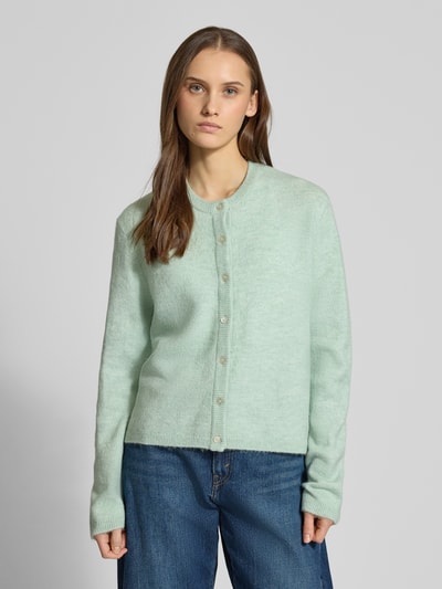 Frauenmodel trägt Regular Fit Strickjacke mit einreihiger Knopfleiste Modell 'SIMONI' von ONLY, Optik: Unifarben, Materialverarbeitung: Strick, Ganzkörperansicht von vorne.