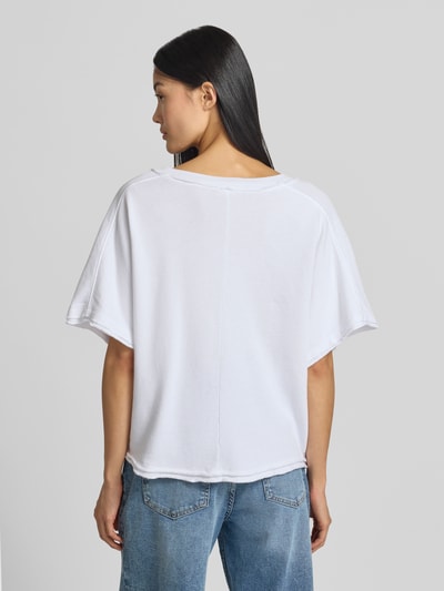 Frauenmodel trägt Sweatshirt mit 1/2-Arm von American Vintage aus reiner Baumwolle, weiß, gerader Schnitt, Rückansicht Ganzkörperansicht.