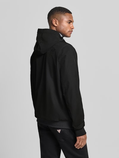 Männermodel trägt Jacke mit Reißverschlusstaschen Modell 'MATTEO' von CARS JEANS, Material-Mix mit Stretch-Anteil, Regular-Fit, schwarze Farbe, Kapuze mit Tunnelzug, Rückenlänge 70 cm, Schulterbreite 44 cm, Brustweite 50 cm, Ärmellänge 70 cm, Ganzkörperansicht Rückansicht.