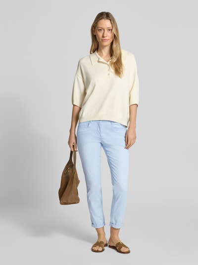 Frauenmodel trägt Tapered Fit Chino aus Baumwoll-Mix von Tom Tailor in Optik: Unifarben, Slim Leg, Bundhöhe: Low Waist, 5-Pocket-Design, Webstruktur, Ganzkörperansicht von vorne.
