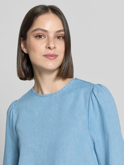 Frauenmodel trägt Regular Fit Bluse in Denim-Optik von Rich & Royal, reine Baumwolle, hellblau, Rundhalsausschnitt, Nahaufnahme Oberkörper.