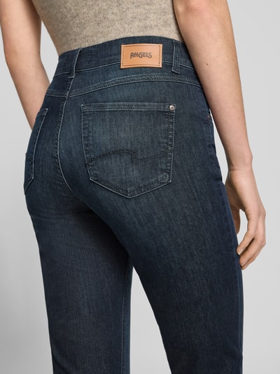 Frauenmodel trägt Slim Fit Jeans im 5-Pocket-Design Modell 'CICI' von Angels aus dunkelblauem Baumwoll-Mix mit Stretch-Anteil, Detailaufnahme Rückansicht.