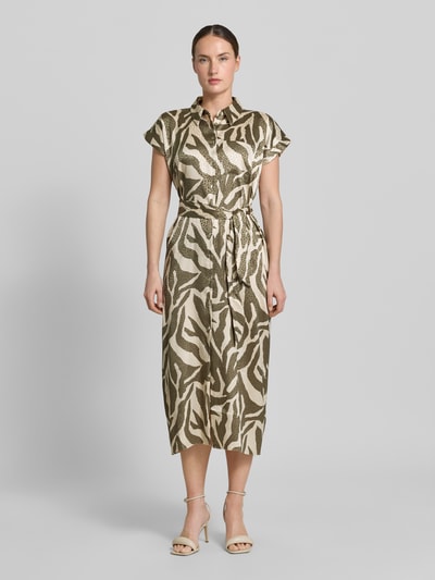 Vrouwenmodel draagt Hemdblusenkleid mit Brusttasche und Bindegürtel van Apricot, materiaalmix met stretch, getailleerd model, midi-jurk, knoopsluiting, borstzak, strikceintuur, ruglengte maat S 41 cm, borstwijdte maat S 44 cm, mouwlengte maat S 3 cm, lichtbruine en beige tinten, animalprint, gladde textuur, ganzekörperaanzicht van voren.