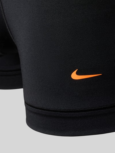 Produktfoto, schwarze Trunk im 3er-Pack Modell 'ESSENTIAL MICRO' von Nike mit orangefarbenem Logo, glatte Textur, Herren Pant & Trunk