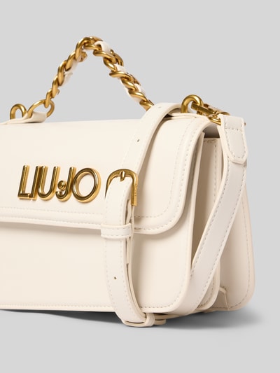 Produktfoto, Handtasche mit Label-Applikation von Liu Jo White in Creme mit Überschlag, Klickverschluss, Tragehenkel, Schulterriemen, Breite 23 cm, Länge 14 cm, Tiefe 8 cm, Riemenlänge 110 cm, goldfarbene Details, feine glatte Textur.