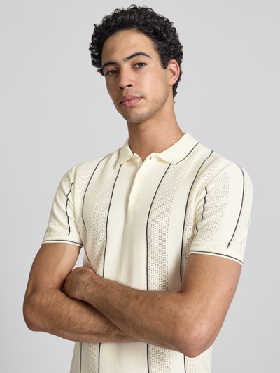 Männermodel trägt Slim Fit Poloshirt mit Knopfleiste Modell 'AVEN' von Blend, cremefarben mit schwarzen Streifen, reine Baumwolle, Nahaufnahme Oberkörper.