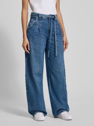 Frauenmodel trägt Wide Leg Jeans aus Baumwoll-Lyocell-Mix Modell 'C_PLEATED BARREL 1.0' von BOSS Orange, Denim-Optik, Ganzkörperansicht von vorne.