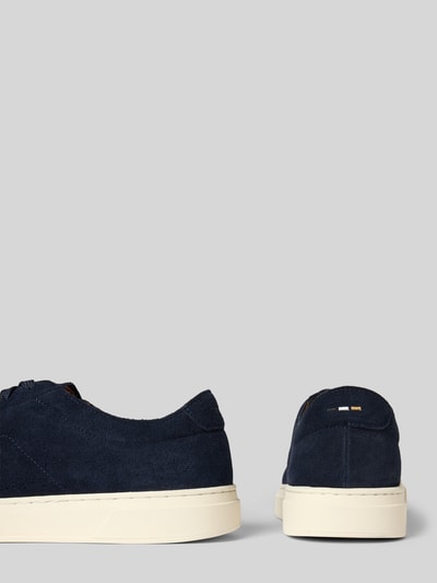 Productfoto, Low Top Sneaker uit puur rundnubuck model 'Kieran_Tenn_wcsd' van BOSS, effen donkerblauw, ronde neus, platte zool, gestructureerde zool, leren look, labelreliëf, vetersluiting, materiaal rundnubuck.