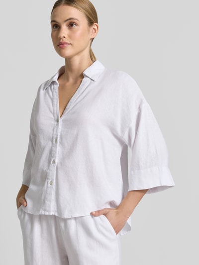 Frauenmodel trägt Boxy Fit Bluse mit V-Ausschnitt Modell 'Lava' von FREE/QUENT im Leinen-Viskose-Mix in Weiß, Nahaufnahme Oberkörper.