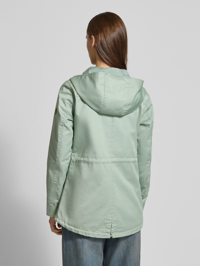 Modelka nosi Regular Fit Parka mit Baumwoll-Anteil Modell 'LORCA' od Only, gładki canvas, kaptur, długi rękaw, z tyłu, cała sylwetka