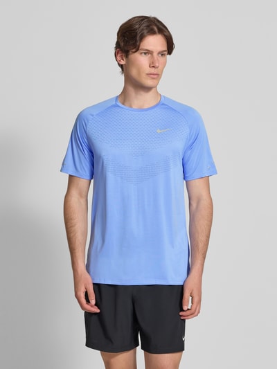 Männermodel trägt Funktionsshirt mit Logo und Rundhalsausschnitt Modell 'Stride' von NIKE TRAINING in Blau, Regular-Fit, Ganzkörperansicht von vorne, Rückenlänge bei Größe M 73 cm.
