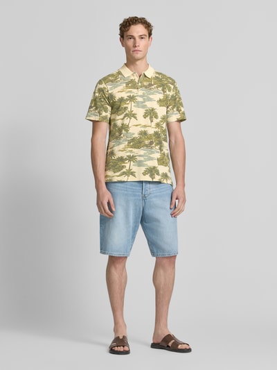 Männermodel trägt Regular Fit Poloshirt mit floralem Allover-Print Modell 'Hawaii' von JACK & JONES Premium aus Reine Baumwolle, Ganzkörperansicht von vorne.