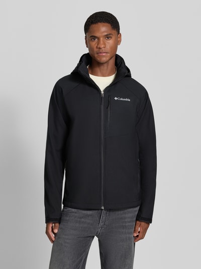 Männermodel trägt Regular Fit Jacke mit Logo-Print Modell 'Cascade Ridge™' von Columbia in Schwarz, Softshell, Ganzkörperansicht von vorne.