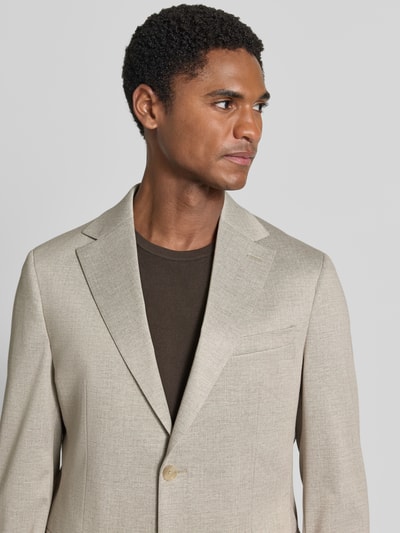 Männermodel trägt Slim Fit Sakko mit Viskose-Anteil von HECHTER PARIS in hellem Beige mit Reverskragen, Nahaufnahme Oberkörper.