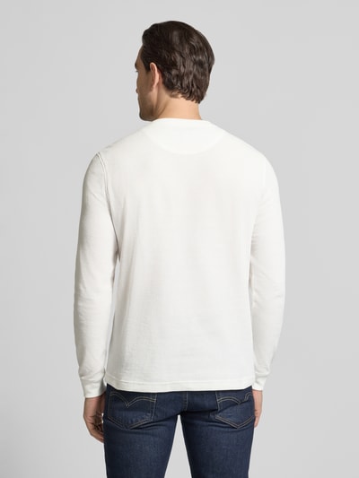 Männermodel trägt Regular Fit Langarmshirt aus Baumwoll-Mix Modell 'SERAFINO' von Lacoste, Optik: Unifarben, Ganzkörperansicht Rückansicht.