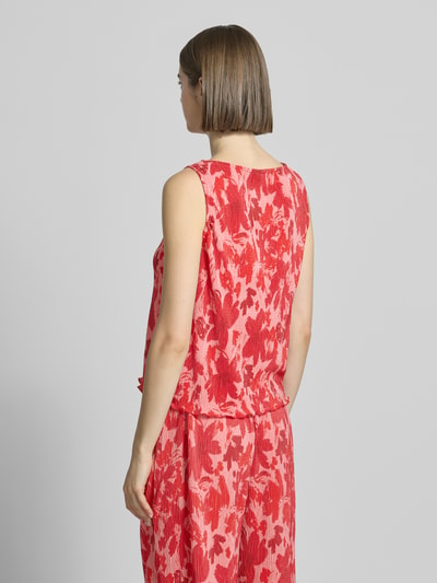 Frauenmodel trägt Regular Fit Tank Top mit Allover-Muster Modell 'FLORA' von Pieces, florales Muster, Rundhals, breite Träger, Plissee, Ganzkörperansicht Rückansicht.