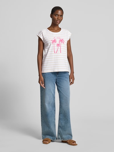 Frauenmodel trägt Damen T-Shirt mit Motiv-Print Modell 'Fenjal' von FREE/QUENT, gestreift, Bio-Baumwoll-Elasthan-Mix, Regular-Fit, Rundhalsausschnitt, Rückenlänge bei Größe S: 63 cm, Ganzkörperansicht von vorne.