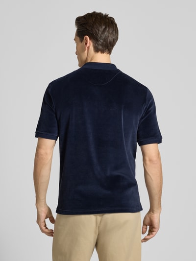 Männermodel trägt Regular Fit Poloshirt mit Reißverschluss Modell 'Francis' von Tiger Of Sweden, dunkelblau, Rückenansicht, Baumwoll-Mix.