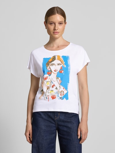 Frauenmodel trägt Relaxed Fit T-Shirt mit Motiv-Print von Oui, weiß, Baumwoll-Modal-Mix, Rundhalsausschnitt, Ganzkörperansicht von vorne.
