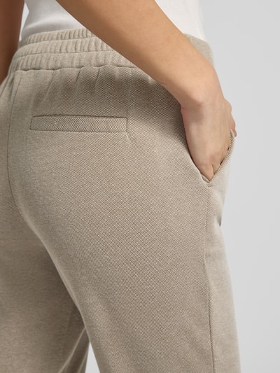 Frauenmodel trägt Slim Fit Stoffhose mit elastischem Bund Modell 'Kate' von ICHI in Beige mit Paspeltasche, Detailaufnahme Hüfte, Baumwoll-Mix, Damen Stoffhose