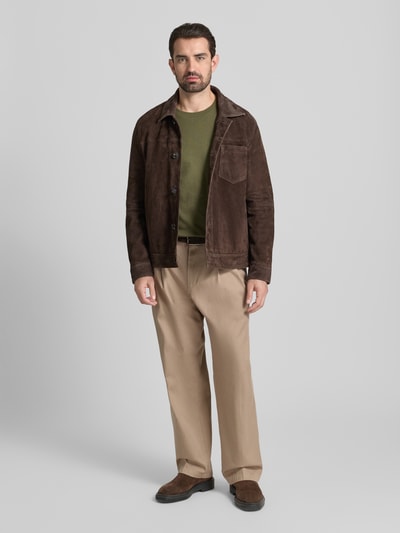 Männermodel trägt Longsleeve mit Strukturmuster und Rundhalsausschnitt von MCNEAL in Oliv, Baumwoll-Mix mit Stretch-Anteil, Slim Fit, Ganzkörperansicht von vorne.