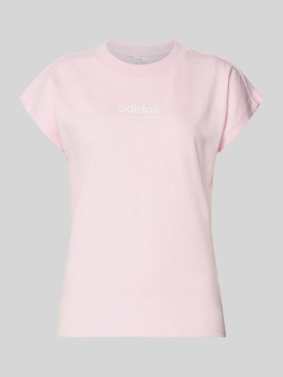 Produktfoto, T-Shirt mit Rundhalsausschnitt von adidas Sportswear in zartem Rosa, reine Baumwolle, taillierte Passform, Label-Detail.